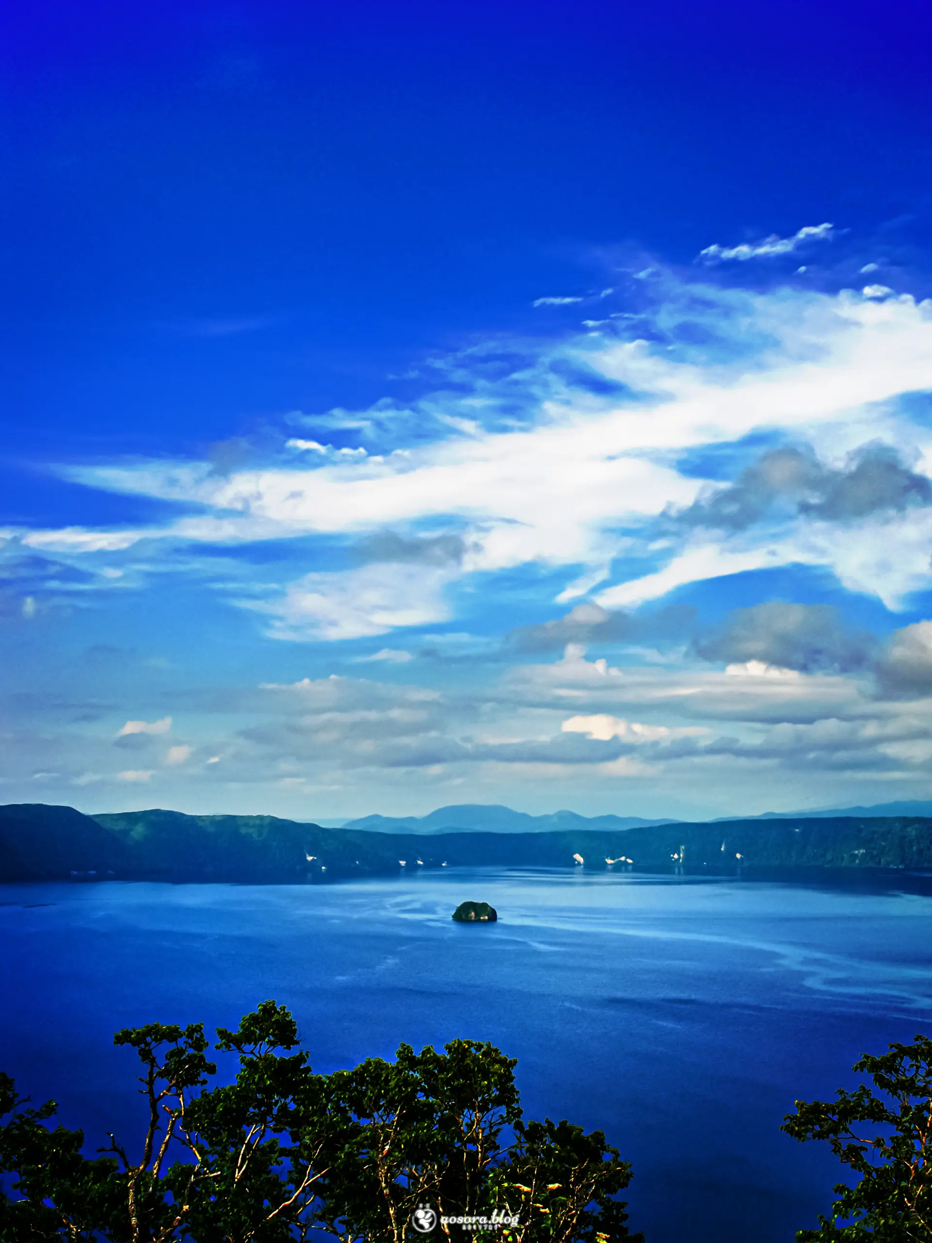 摩周湖を展望台より　深い青の湖面は美しい